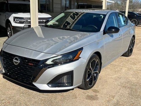 Used 2024 Nissan Altima 2.5 SR w/ SR Premium Package FWD image 6