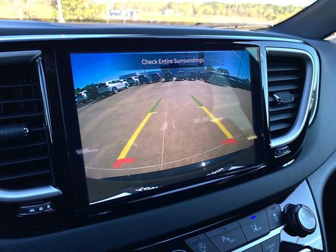 Used 2025 Chrysler Pacifica Select FWD image 15