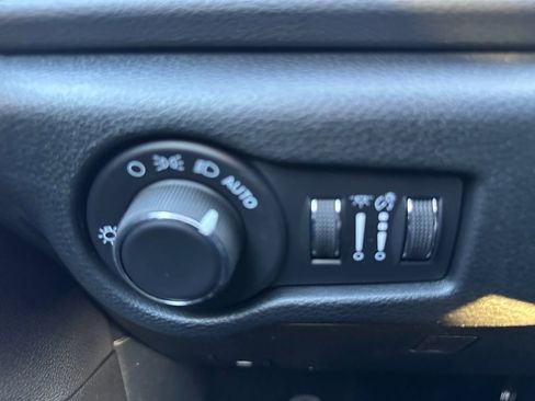 New 2026 Chrysler Voyager LX image 18