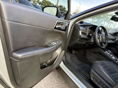 Used 2024 Mitsubishi Outlander SE image 19