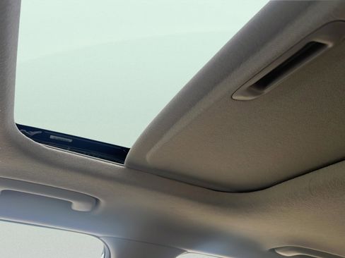 Certified 2025 Hyundai Venue SEL image 18