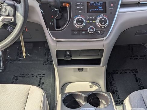 Used 2017 Toyota Sienna LE FWD image 20