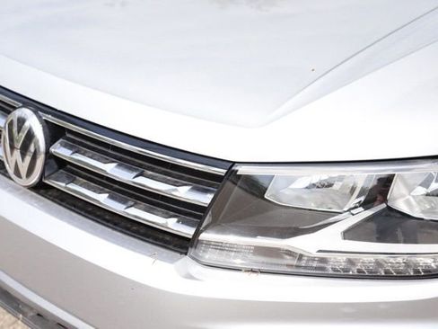 Used 2019 Volkswagen Tiguan SE w/ Panoramic Sunroof Package AWD/4WD image 10
