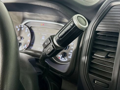 Used 2024 Nissan Titan SV w/ SV Convenience Package RWD image 20