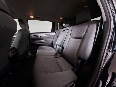 Used 2018 Toyota Highlander LE image 20