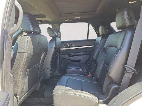 Used 2018 Ford Explorer XLT w/ Equipment Group 202A AWD/4WD image 17