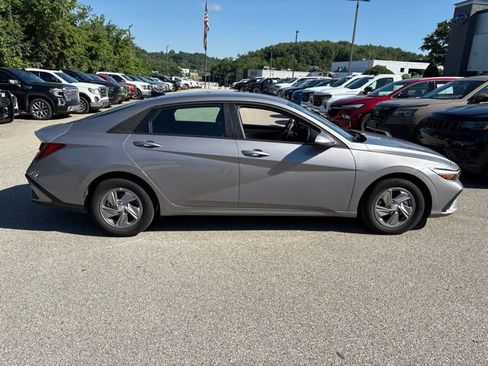 Used 2025 Hyundai Elantra SE w/ Cargo Package FWD image 6