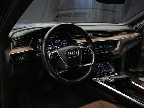 Used 2022 Audi e-tron Premium Plus w/ Premium Plus Package image 27