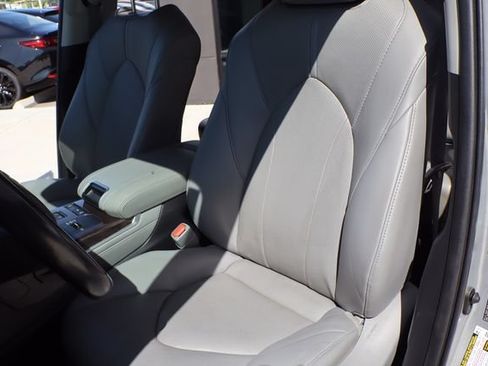 Used 2020 Toyota Highlander Limited FWD image 10