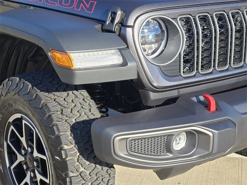 Used 2025 Jeep Wrangler Unlimited Rubicon w/ Technology Group image 10