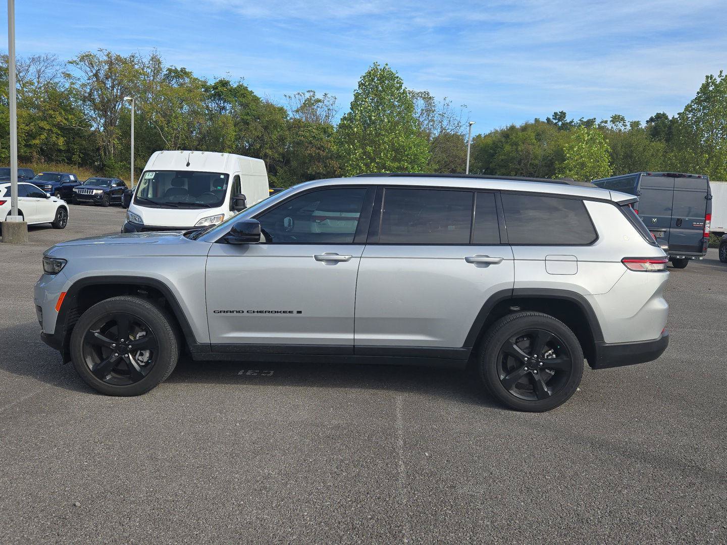 Used 2023 Jeep Grand Cherokee L Laredo RWD image 4