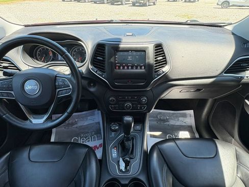 Used 2019 Jeep Cherokee Latitude Plus AWD/4WD image 4