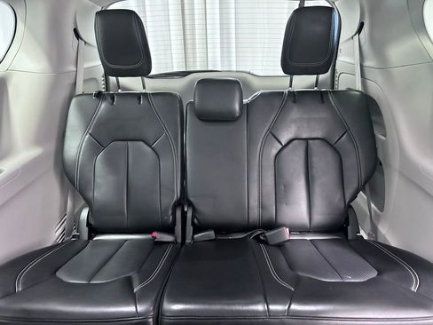 Used 2023 Chrysler Pacifica Touring-L image 20