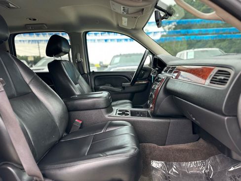 Used 2014 Chevrolet Suburban LT RWD image 18