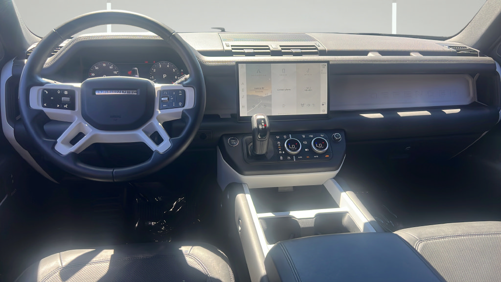 Used 2025 Land Rover Defender 130 X-Dynamic SE AWD/4WD image 15