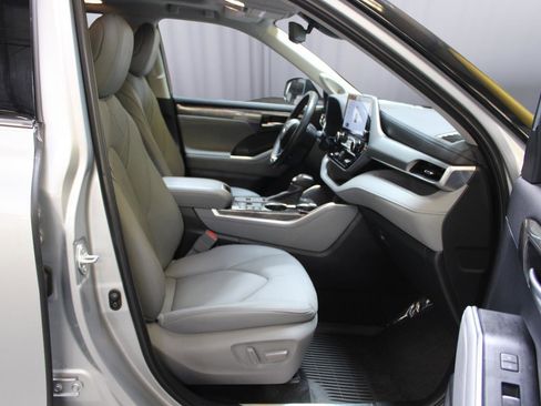 Used 2024 Toyota Highlander Platinum image 35