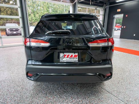 Used 2023 Toyota Corolla Cross SE image 3