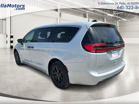 Used 2024 Chrysler Pacifica Touring-L FWD image 5