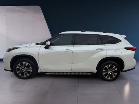 Used 2022 Toyota Highlander XLE image 2