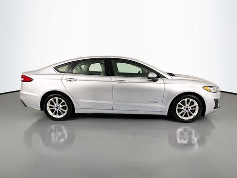 Used 2019 Ford Fusion SE image 4
