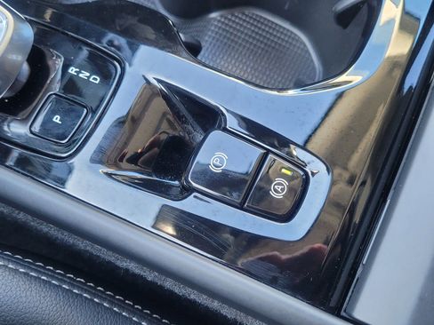 Certified 2025 Volvo XC40 B5 Plus AWD/4WD image 27
