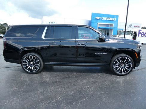Certified 2025 Chevrolet Suburban High Country AWD/4WD image 4