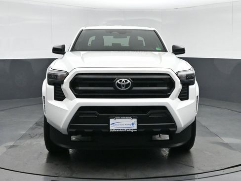 Used 2025 Toyota Tacoma SR image 2