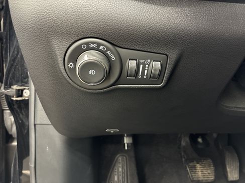 Used 2024 Jeep Compass Latitude AWD/4WD image 19