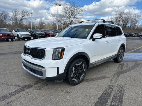 Used 2024 Kia Telluride EX w/ EX Captain's Chair Package image 5