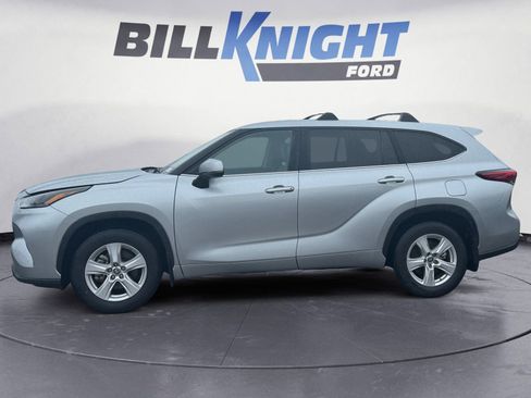 Used 2023 Toyota Highlander LE image 2