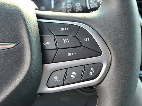 Used 2024 Chrysler Pacifica Touring-L image 23