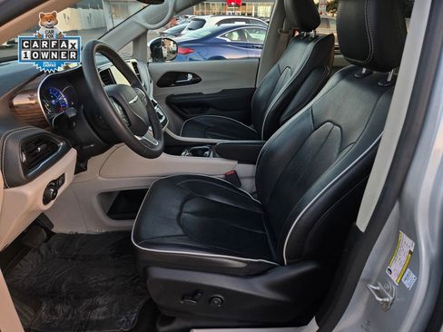 Used 2023 Chrysler Pacifica Limited FWD image 18