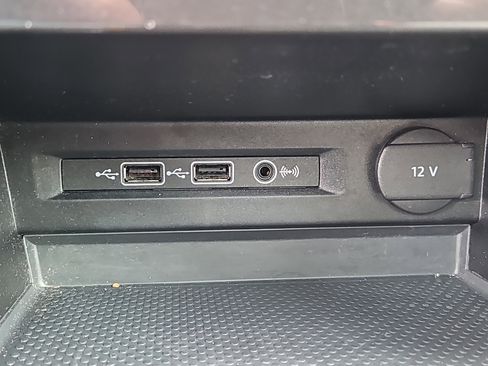 Used 2019 Volkswagen Tiguan SE w/ Panoramic Sunroof Package image 11