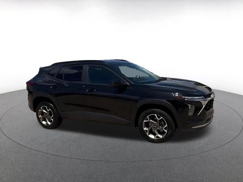 Used 2025 Chevrolet Trax LT FWD image 2