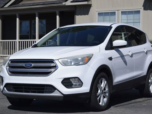 Used 2017 Ford Escape SE FWD image 1