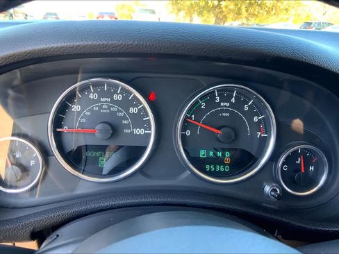 Used 2014 Jeep Wrangler Unlimited Rubicon w/ Connectivity Group image 25