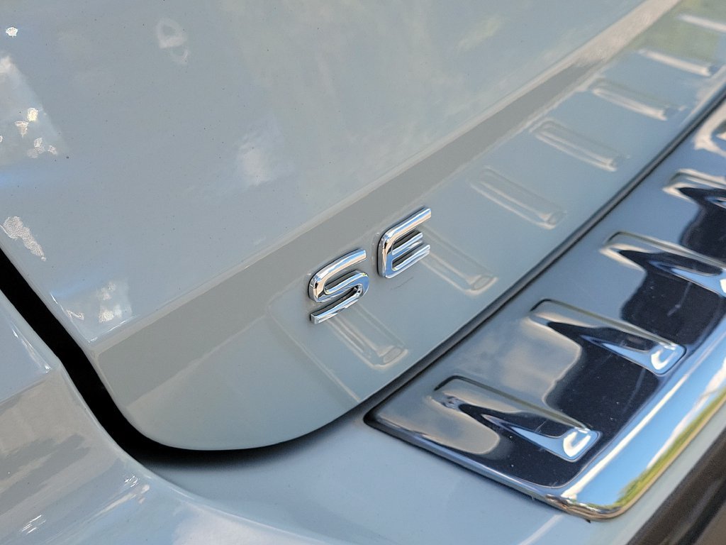 Used 2025 Volkswagen Taos SE w/ Panoramic Sunroof Package FWD image 5