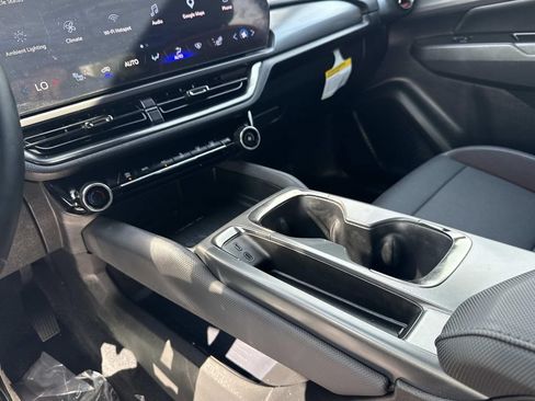 Used 2025 Chevrolet Equinox EV RS w/ LPO, All-Weather Mat Package FWD image 7