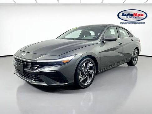 Used 2025 Hyundai Elantra SEL image 1