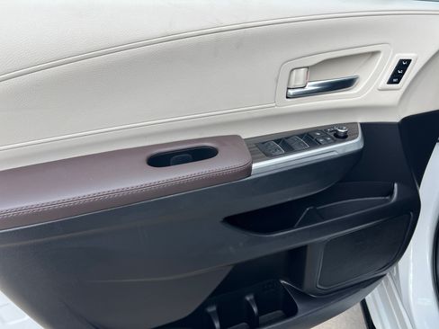 Used 2024 Toyota Sienna Platinum FWD image 15