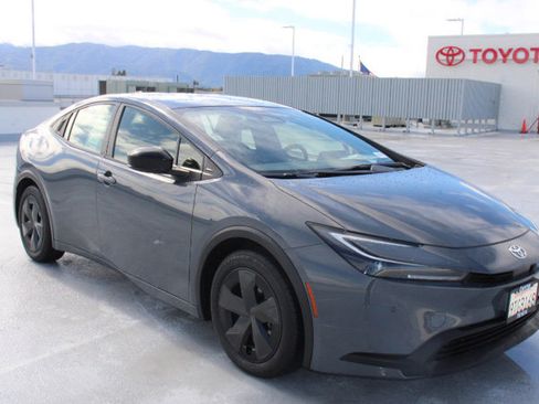 Used 2023 Toyota Prius LE image 2