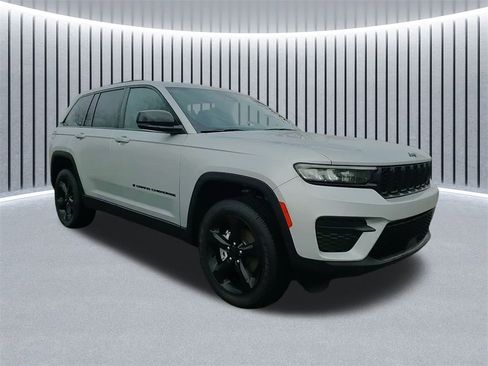 New 2025 Jeep Grand Cherokee Altitude image 1