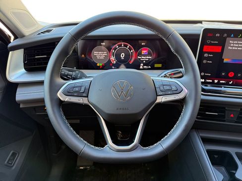 New 2025 Volkswagen Tiguan SE image 12