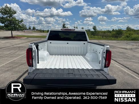 Used 2025 GMC Sierra 1500 SLT AWD/4WD image 5