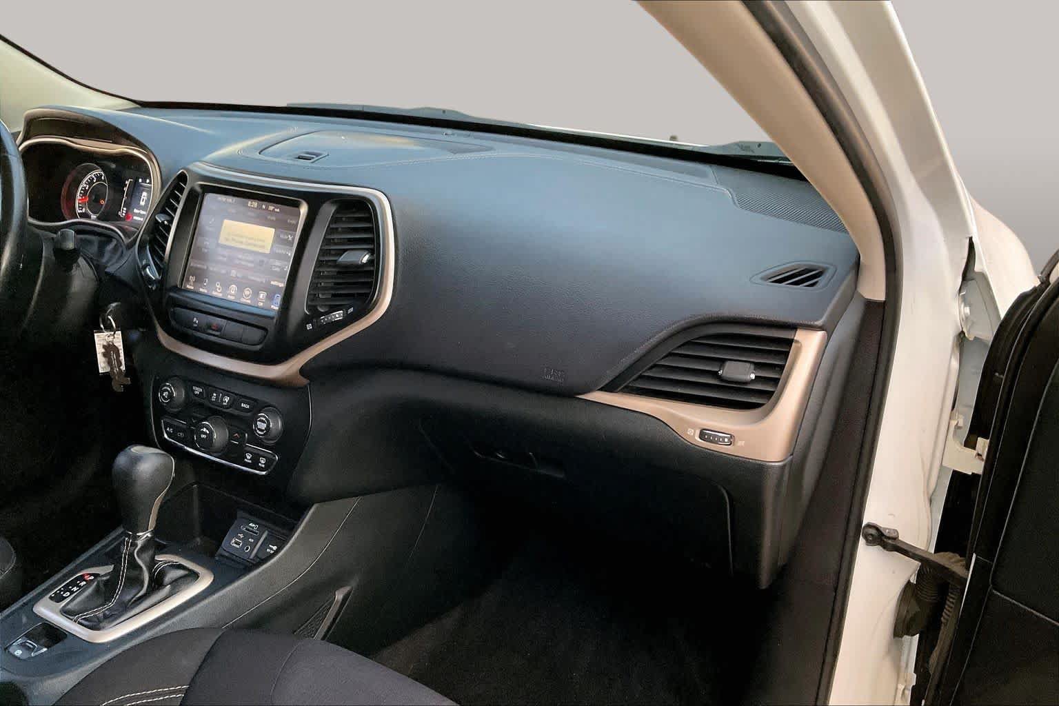 Used 2015 Jeep Cherokee Latitude FWD image 18