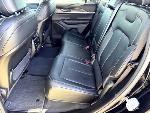 Used 2023 Jeep Grand Cherokee Limited w/ Black Appearance Package image 17