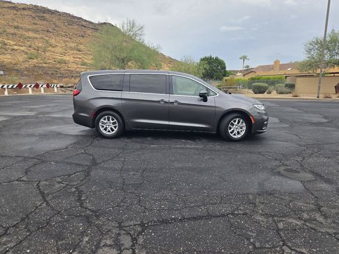 Used 2023 Chrysler Pacifica Touring-L FWD image 5