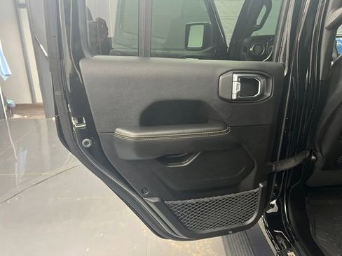 Used 2025 Jeep Wrangler Sahara image 49