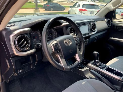 Used 2016 Toyota Tacoma SR5 w/ SR5 Appearance Package (SN) image 18