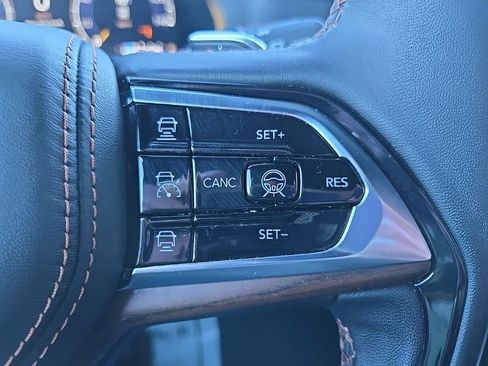 Used 2025 Jeep Grand Cherokee Summit AWD/4WD image 43